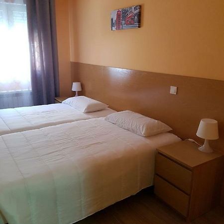 Hostal La Pared Torres de la Alameda ภายนอก รูปภาพ