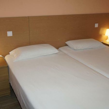 Hostal La Pared Torres de la Alameda ภายนอก รูปภาพ