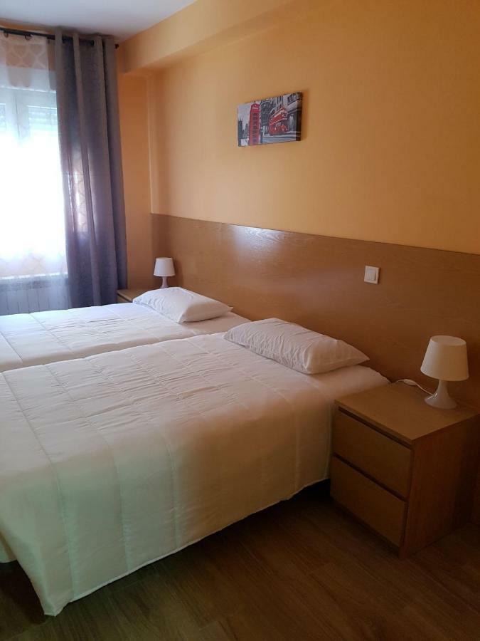 Hostal La Pared Torres de la Alameda ภายนอก รูปภาพ