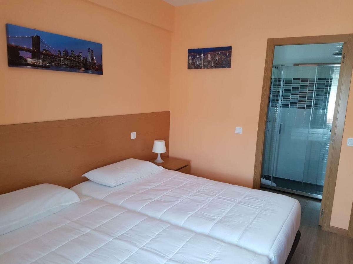 Hostal La Pared Torres de la Alameda ภายนอก รูปภาพ