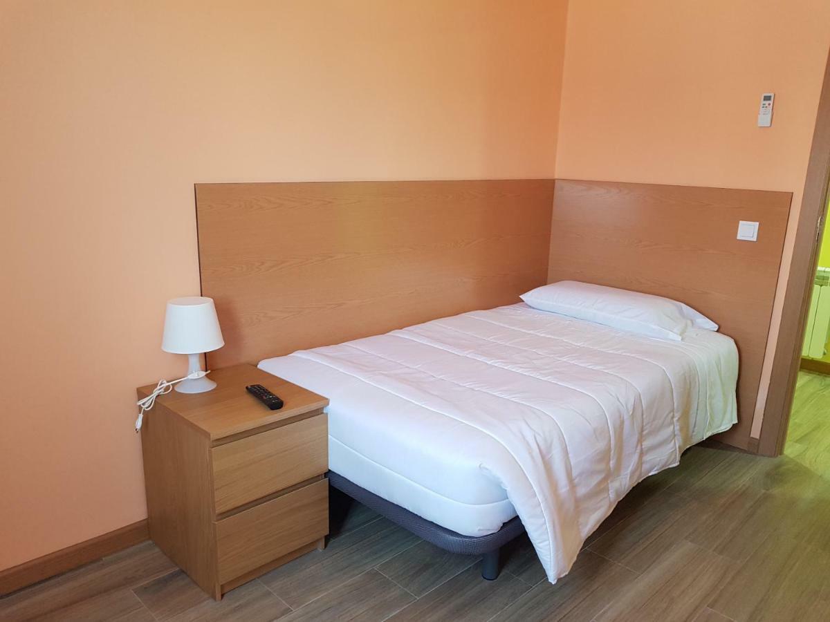 Hostal La Pared Torres de la Alameda ภายนอก รูปภาพ