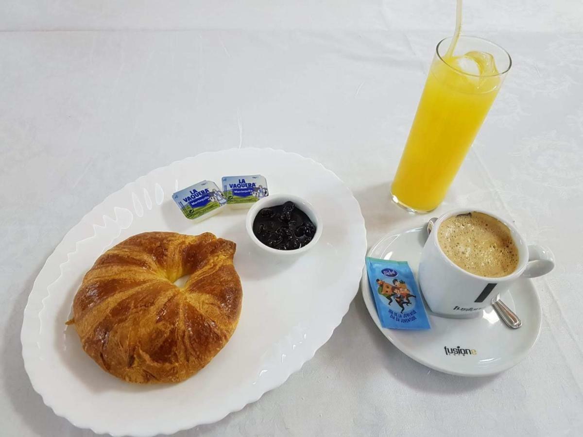 Hostal La Pared Torres de la Alameda ภายนอก รูปภาพ