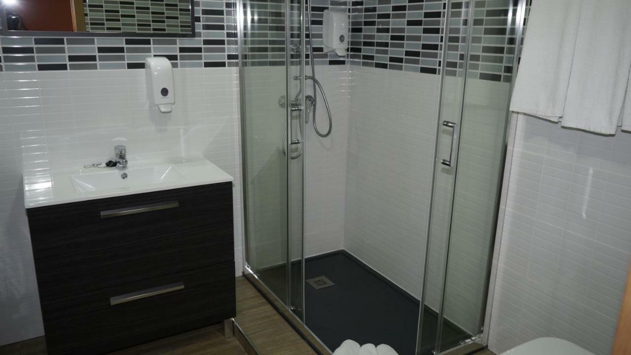 Hostal La Pared Torres de la Alameda ภายนอก รูปภาพ