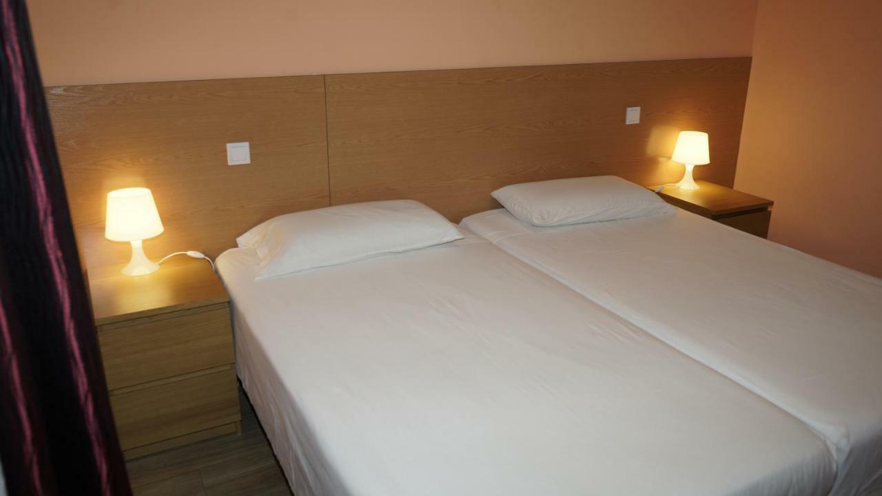 Hostal La Pared Torres de la Alameda ภายนอก รูปภาพ