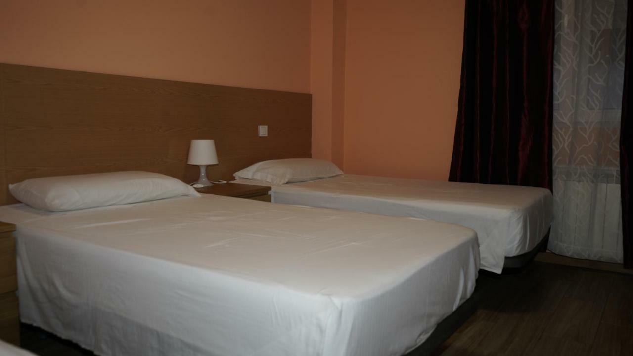 Hostal La Pared Torres de la Alameda ภายนอก รูปภาพ