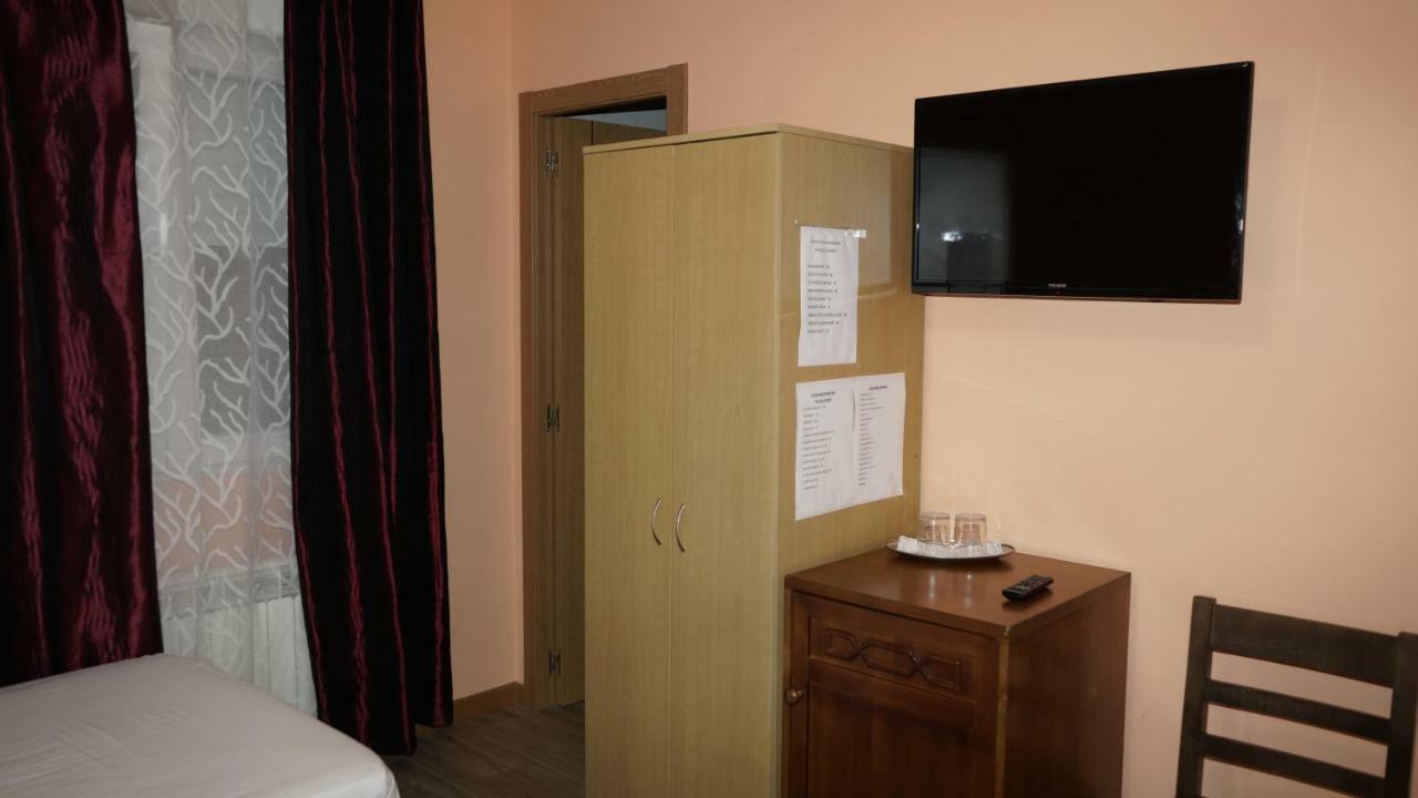 Hostal La Pared Torres de la Alameda ภายนอก รูปภาพ