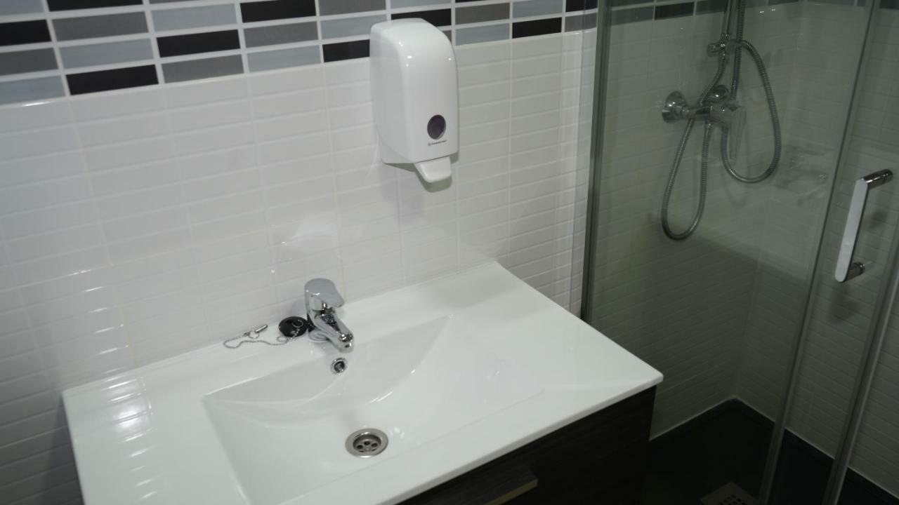 Hostal La Pared Torres de la Alameda ภายนอก รูปภาพ
