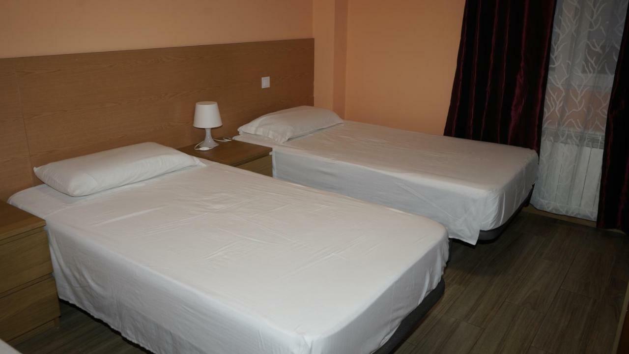 Hostal La Pared Torres de la Alameda ภายนอก รูปภาพ