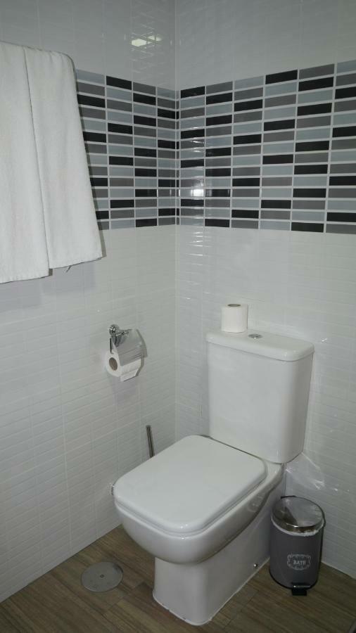 Hostal La Pared Torres de la Alameda ภายนอก รูปภาพ