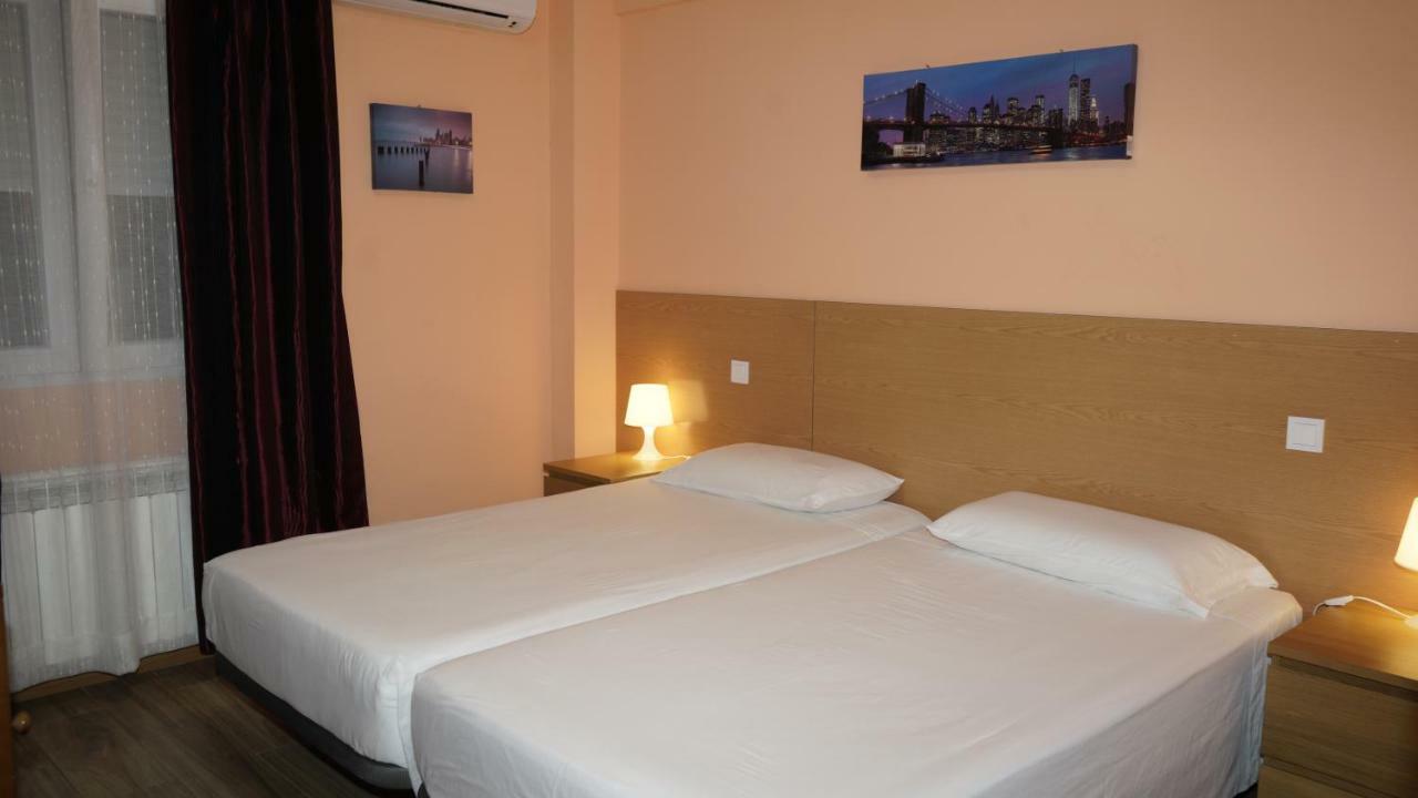 Hostal La Pared Torres de la Alameda ภายนอก รูปภาพ