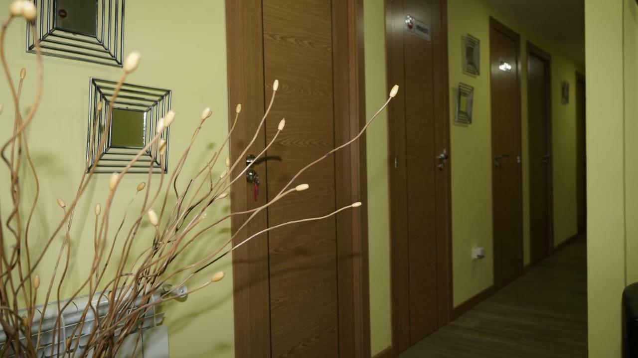 Hostal La Pared Torres de la Alameda ภายนอก รูปภาพ