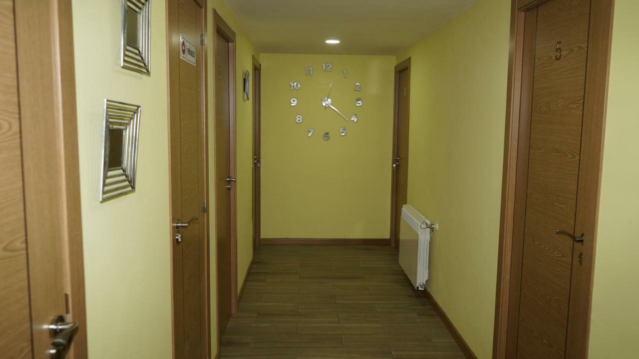 Hostal La Pared Torres de la Alameda ภายนอก รูปภาพ